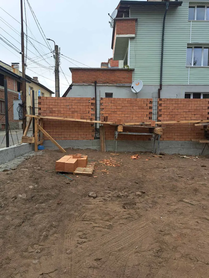 Изграждане на тухлена зидария върху бетонова основа
